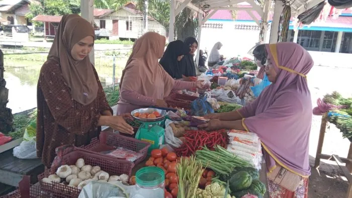 Sambut Idul Adha, Perempuan Pedagang Sayur di Aceh Besar Dapat Kucuran Modal Usaha