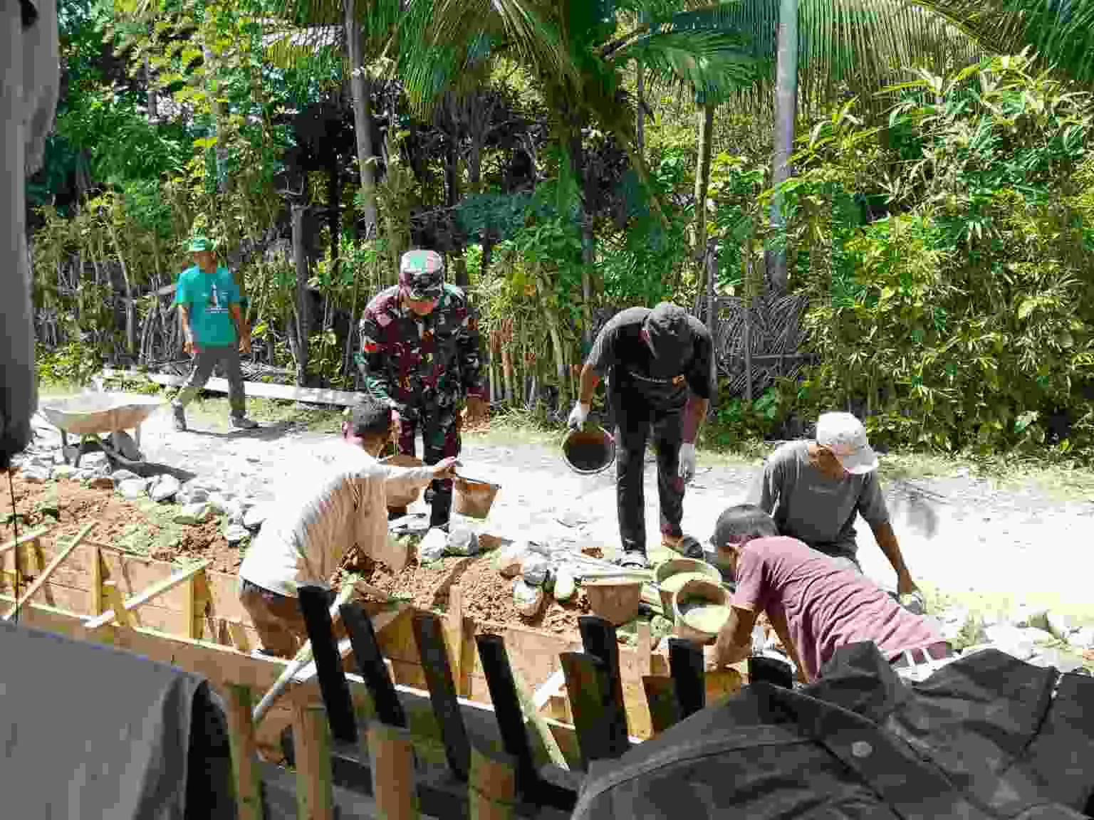 Babinsa dan Warga Samadua Bangun Drainase Cegah Banjir