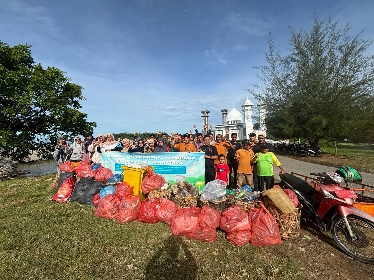 Peringati Hari Lingkungan Hidup Sedunia, DLH dan Pedagang Aceh Selatan Serbu Sampah Plastik di RTH