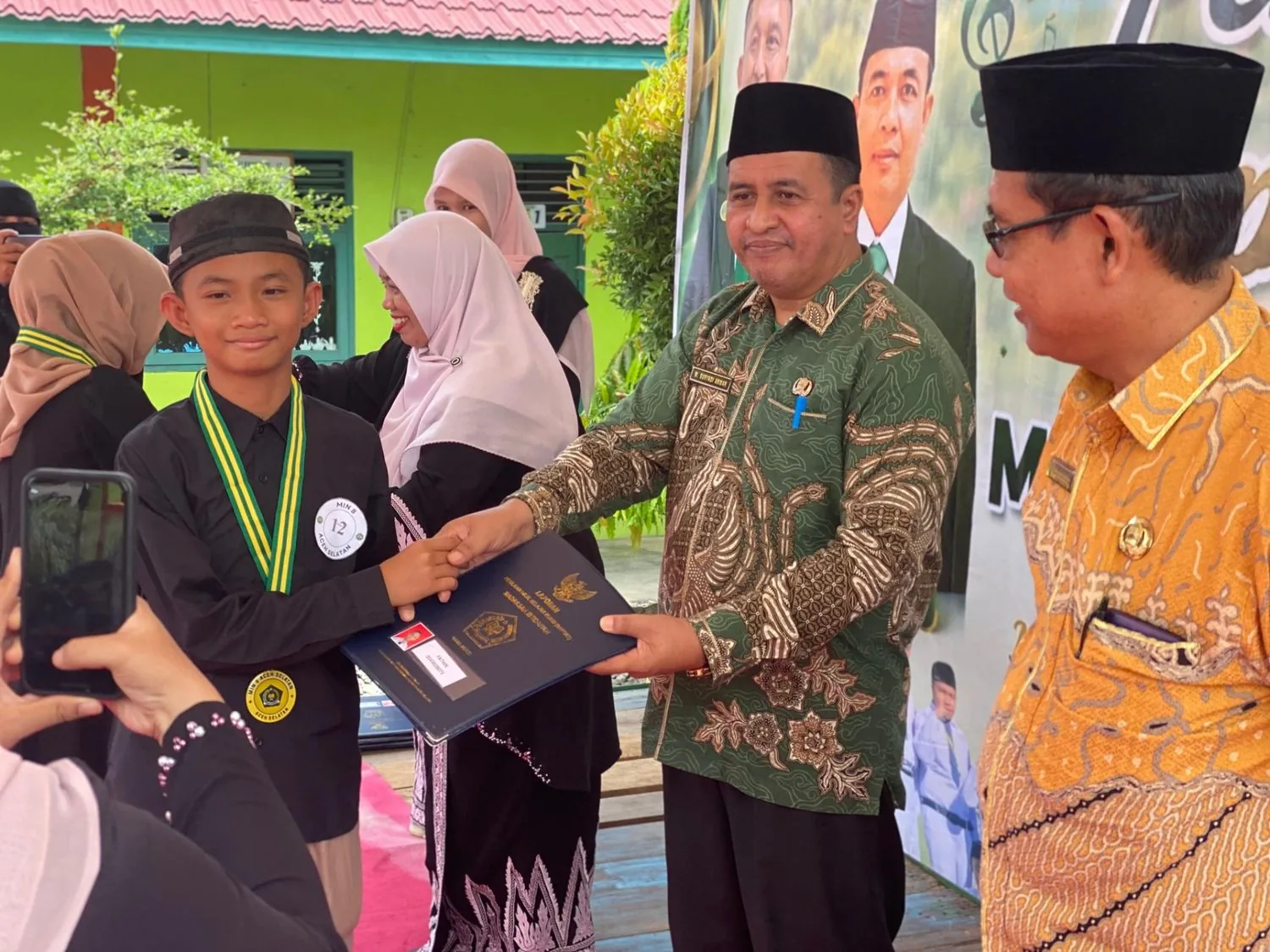Lepas 37 Lulusan MIN 8 Aceh Selatan, Plh Kemenag Ingatkan Pentingnya Karakter dan Jaga Silaturahmi