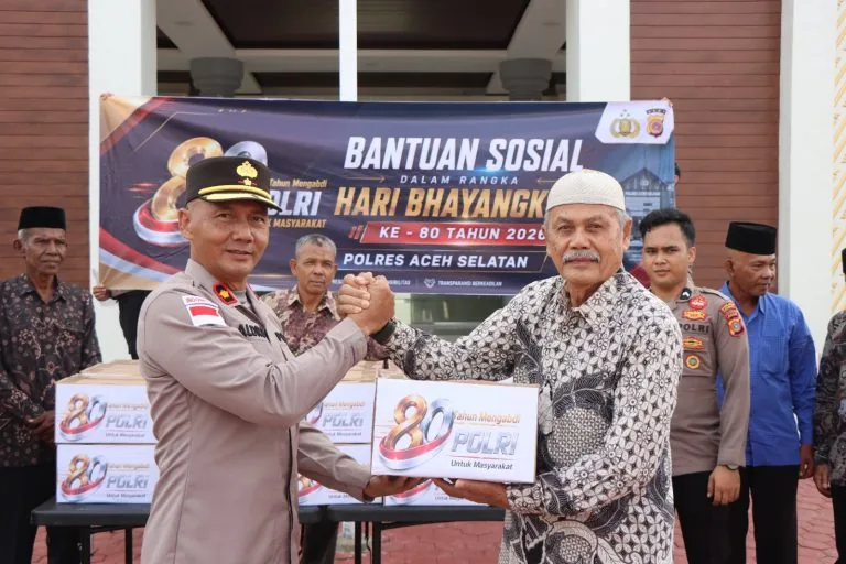 HUT Bhayangkara ke-80, Polres Aceh Selatan Salurkan Bansos untuk Warga dan Purnawirawan