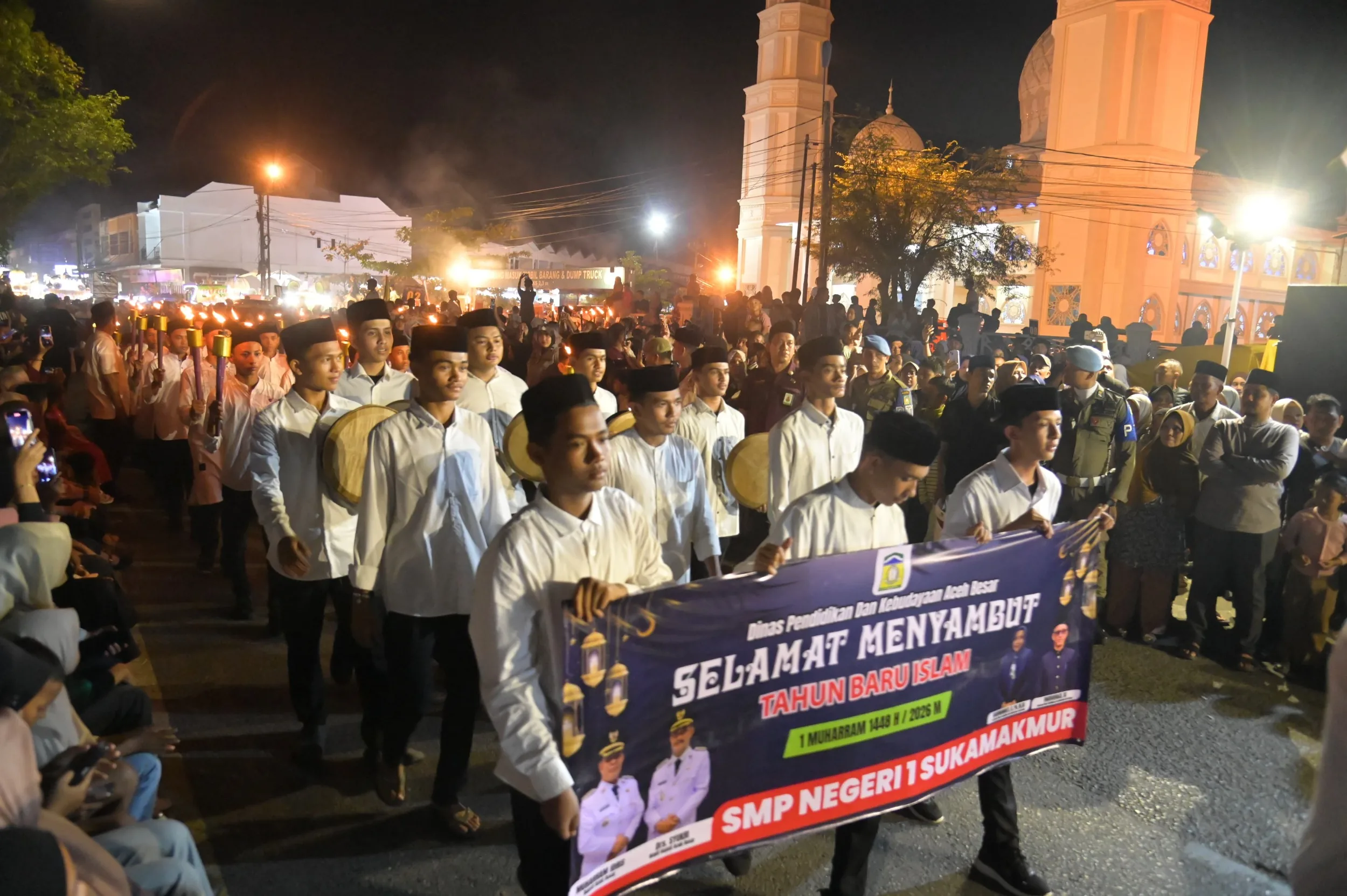 Lambaro Jadi Lautan Manusia, Ribuan Warga Padati Jalan Sambut Pawai 1 Muharram 1448 H