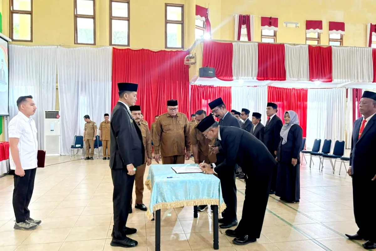 Bupati Aceh Selatan H. Mirwan Copot Dua Kepala Dinas Menjadi Kepala Bidang, Ini Alasannya