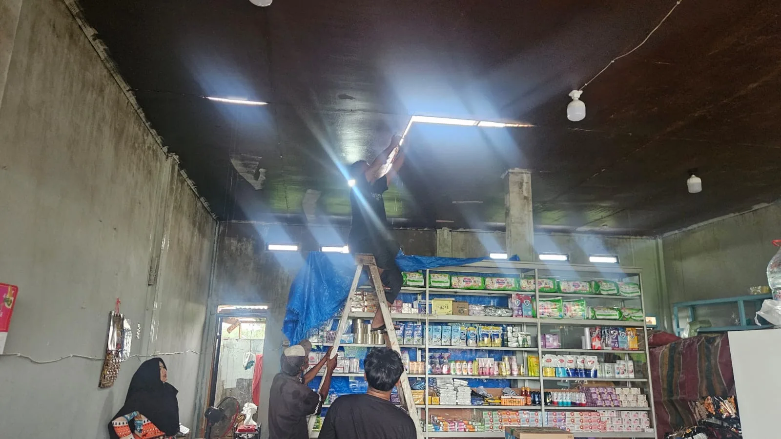 Hujan dan Angin Kencang Rusak Atap Sejumlah Toko di Aceh Besar