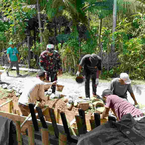 Babinsa dan Warga Samadua Bangun Drainase Cegah Banjir