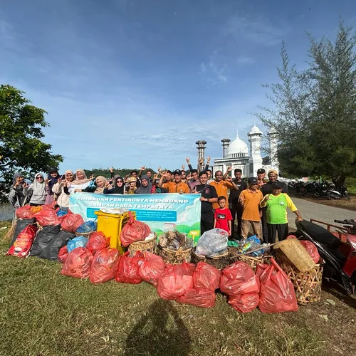 Peringati Hari Lingkungan Hidup Sedunia, DLH dan Pedagang Aceh Selatan Serbu Sampah Plastik di RTH