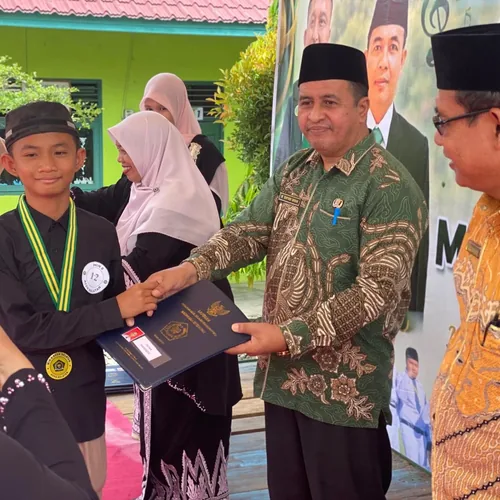 Lepas 37 Lulusan MIN 8 Aceh Selatan, Plh Kemenag Ingatkan Pentingnya Karakter dan Jaga Silaturahmi