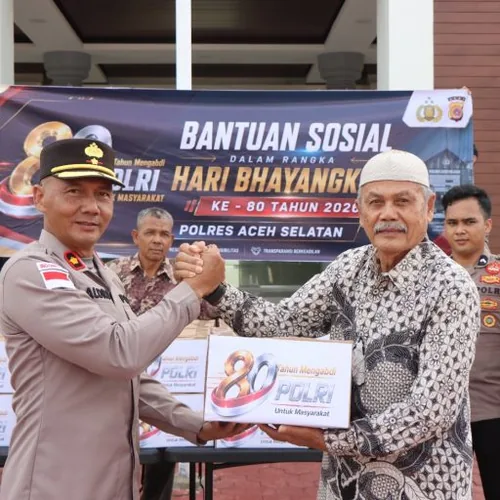 HUT Bhayangkara ke-80, Polres Aceh Selatan Salurkan Bansos untuk Warga dan Purnawirawan