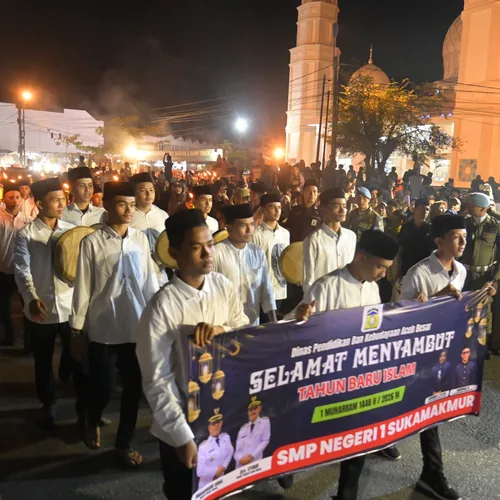 Lambaro Jadi Lautan Manusia, Ribuan Warga Padati Jalan Sambut Pawai 1 Muharram 1448 H